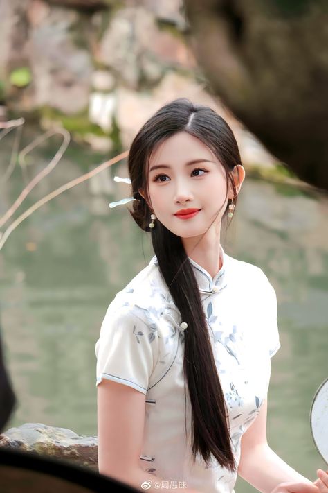 Old Shanghai Hairstyle, Qipao Hairstyle, Shanghai Outfit, Traditional Hairstyles, China Hanfu, Chinese Traditional Dress, Ancient Chinese Dress, Traditional Hairstyle, Hanfu Dress