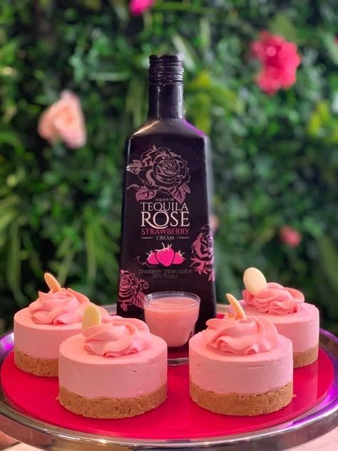 Tequila Rose Cheesecake Recipe, Rose Recipes Desserts, Cheesecake Pie Recipes, Tequila Rose, Cake Shots, Cocktail Cake, Iced Drinks Recipes, Banana Dessert Recipes, Dessert Shots