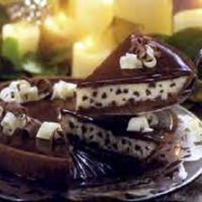 Hugs and Chips Cheesecake @keyingredient #cheese #chocolate #pie #cheesecake Cheesecake With Chocolate, Creamy Chocolate Cheesecake, Chocolate Chip Cheesecake, Melting Chocolate Chips, A Piece Of Cake, Chocolate Glaze, Creamy Chocolate, Chocolate Shavings, Piece Of Cake