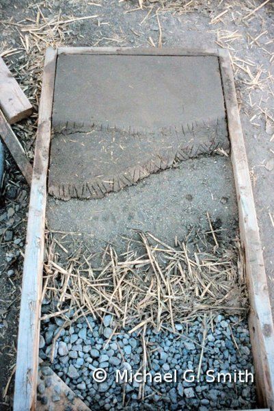 Earthen Flooring, Clay Floor, Earthen Floor, Earthen Floor Diy, Rammed Earth Floor, Strawbale House Exterior, Strawbale House, Eco Construction, Straw Bale Construction