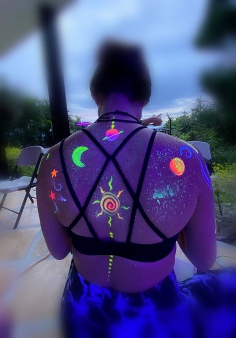 Full Moon Party Body Painting, Rave Party T-shirt Paint, Uv Face Paint Ideas Simple, Glow In The Dark Body Painting, Uv Face Paint, Neon Face Paint, Glow Theme Party, Black Light Tattoo, Uv Makeup