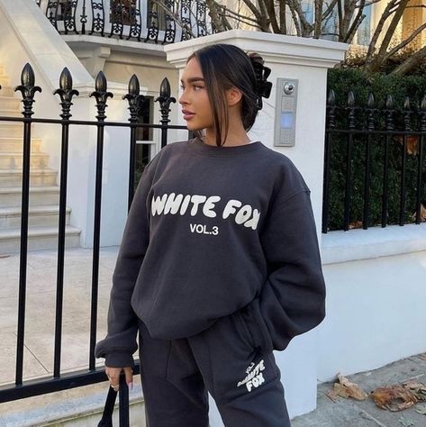 White Fox Boutique Crewneck jumper White Fox Aesthetic Outfits, White Fox Boutique Sets, White Fox Aesthetic Clothing, White Fox Boutique Clothes, White Fox Boutique Outfit, White Fox Crewneck, Cute Jumpers Sweatshirts, Poses With Hoodies, White Fox Outfit Ideas