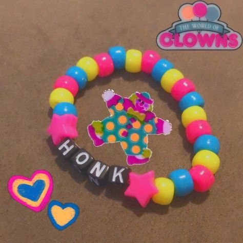 Clown Kandi Bracelet, Clowncore Kandi Bracelets, Kandi Braclet Ideas, Matching Kandi Bracelets For Friends, Cute Kandi Bracelets, Kandi Inspo Single, Single Kandi Ideas, Clown Bracelet, Clowncore Kandi