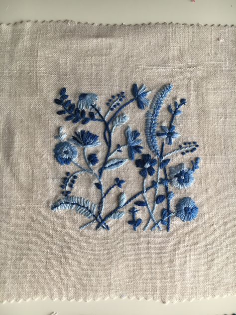 Blue Embroidered Flowers, Blue White Embroidery, Dark Blue Embroidery, Indigo Embroidery, Embroidery Floss Crafts, Scandinavian Embroidery, Brazilian Embroidery Stitches, Embroidered Wall Art, Hand Embroidery Dress