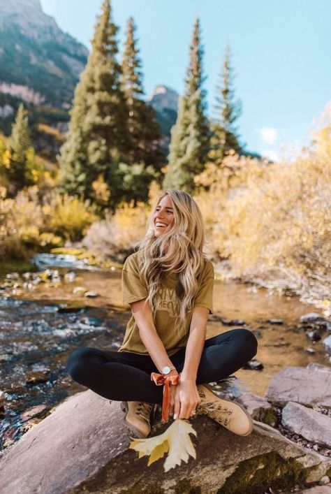 20 Hiking Picture Poses Ideas for Amateurs Hiking Photo Ideas, Hiking Photoshoot, Hiking Picture Ideas, Hiking Poses, Camping Photoshoot, Hiking Photos, Travel Photoshoot, Travel Pose, Hiking Outfits