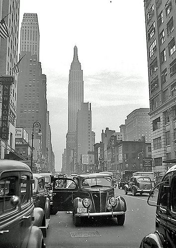 Nyc Taxi, Nyc Vintage, Nyc Photos, Nyc History, Vintage Nyc, New York Vintage, Tall Buildings, Nyc Street, Taxi Cab