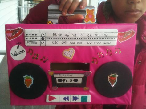 Valentines day box Radio Valentines Boxes, Valentine Box Ideas For School, Music Valentines, Valentines Box Ideas, Valentine Box Ideas, Valentines Day Box, Girls Valentines Boxes, Box Radio, Kids Valentine Boxes