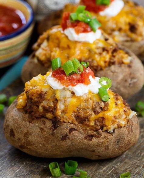 16 Baked Potato Recipes To Drool Over | http://homemaderecipes.com/baked-potato-recipes/ Recipes For Ground Beef, Taco Potatoes, Ground Beef Dinners, Stuffed Baked Potatoes, Beef Dinners, Chicken Baked, Ground Beef Dishes, Baked Potato Recipes, Loaded Baked Potatoes