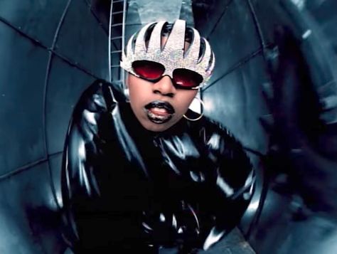 Missy Elliott in Missy Misdemeanor Elliott: The Rain (Supa Dupa Fly) (1997) Missy Elliot 90s, Fly Costume, Hype Williams, Actual Y2k, Y2k Futurism, Female Rap, Missy Elliot, Yo Gotti, Missy Elliott