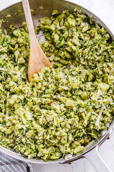 Garlic parmesan broccoli rice skillet - #broccoli #sidedish #eatwell101 #recipe - This light broccoli rice skillet is a delicious and healthy side dish to have on your dinner table. - #recipe by #eatwell101 Broccoli Ideas, Garlic Parmesan Broccoli, Riced Broccoli Recipes, Riced Broccoli, Balsamic Carrots Roasted, Broccoli Skillet, Parmesan Broccoli, Rice Skillet, Garlic Rice