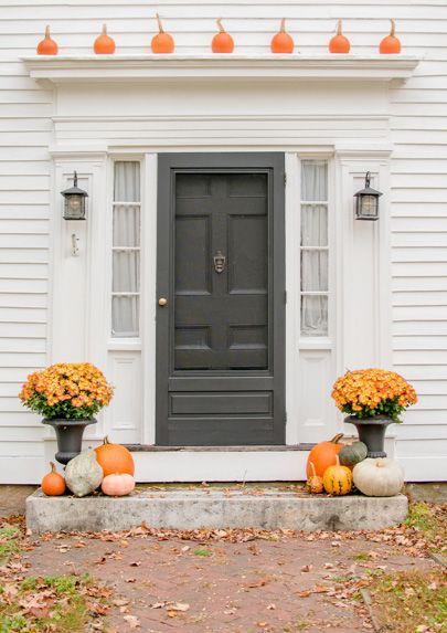 New England Colonial House Exterior, Fall Halloween Front Porch, Pumpkins Porch, New England Autumn, England Autumn, Colonial House Exteriors, Porch Pumpkins, Halloween Front Porch Decor, England Homes