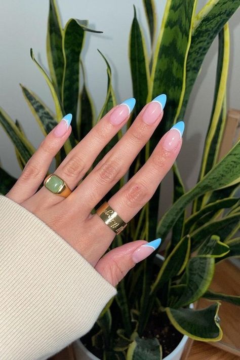 Minimalist Nails Almond Winter, Soft Blue Nails, Blue Vacation Nails, Summer Nails Art Designs, Rounded Acrylic Nails, Summer Nails Art, Summer Nails 2023, Nails Minimalist, Wave Nails