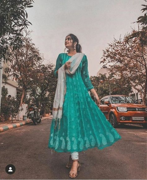 Outfits Indian, Traditional Indian Dress, Casual Indian Fashion, Salwar Kamiz, Indian Photoshoot, Indian Gowns Dresses, Traditional Indian Outfits, Trendy Dress Outfits, Poses Women