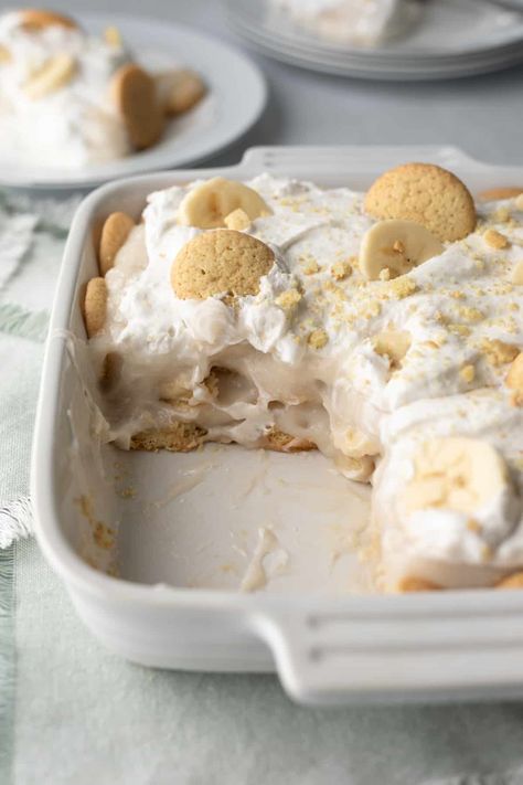 The BEST vegan banana pudding and it's SO easy. Instant pudding mix creates the most irresistible, nostalgic, classic-tasting vegan banana pudding! Everyone will swoon over this dairy-free version of the classic dessert. #vegan #nobake Vegan Banana Cream Pudding, Banana Pudding Photography, Dairy Free Banana Pudding, Vegan Vanilla Pudding, Wfpb Dessert, Vegan Banana Pudding, Vegan Pudding, Dessert From Scratch, Vegan Pastries