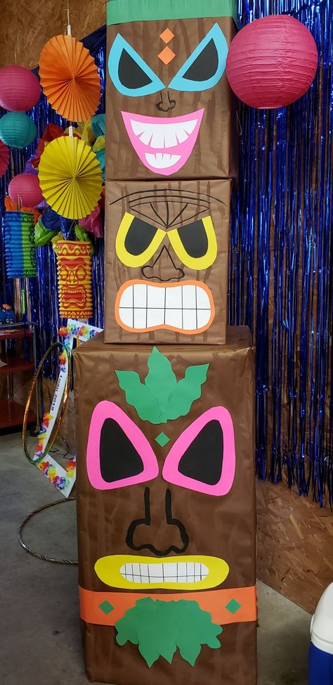 Hawaiian Office Party, Hawaiian Party Activities, Hawaiian Theme Centerpiece Diy, Hawaii Prom Theme, Hawaiian Theme Parade Float, Hawaiian Float Ideas, Hawaiin Decoration Ideas, Aloha Trunk Or Treat, Hawaii Decorations Ideas