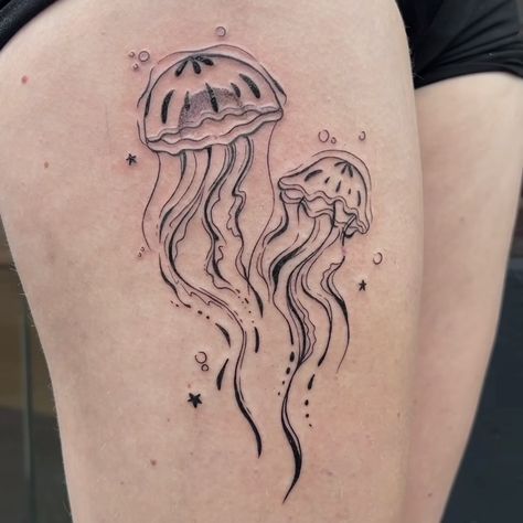 Fine Line Jellyfish Tattoo, Jellyfish Tattoo Minimalist, Pretty Tattoo, Funky Tattoos, Cute Tats, Pen Tattoo, Jellyfish Tattoo, Plant Tattoo, Tatuaje A Color