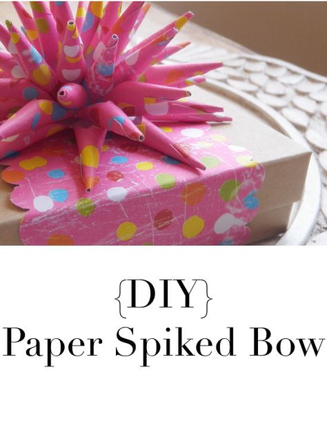 DIY Tutorial - Paper Spiked Bow Diy Gift Bow, Wrapping Paper Bows, Paper Bow, Gifts Wrapping Diy, Diy Bows, Creative Gift Wrapping, Cadeau Diy, Diy Gift Wrapping, Gift Bows