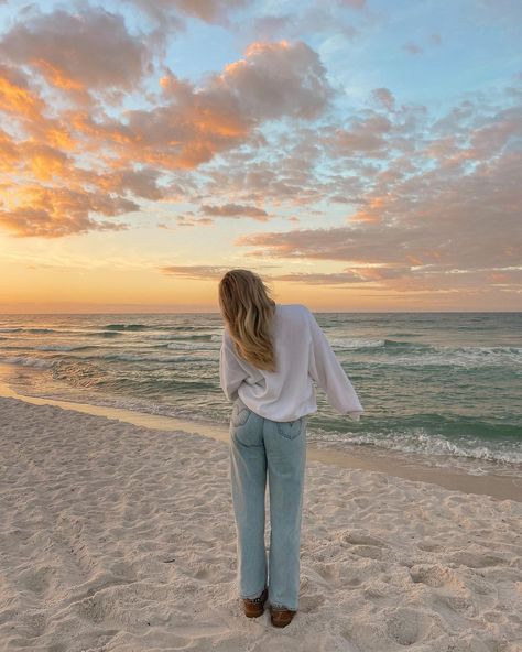 Adi Kehl on Instagram: "big fan of fall sunrises ✨☁️" Sunrise At The Beach Outfit, Beach Weekend Outfit, Fall Beach Outfits, Beach Girl Outfits, Girls Winter Outfits, Coastal Fashion, Fall Beach, Beach Weekend, Winter Beach