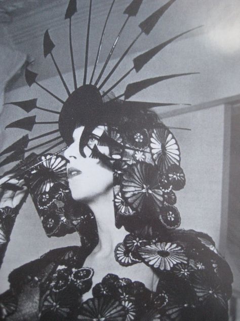 Isabella Blow=Feirce Isabella Blow, Queen Isabella, Stella Tennant, Philip Treacy, Elsa Schiaparelli, Anna Wintour, 1930s Fashion, Hair Combs, Italian Fashion Designers