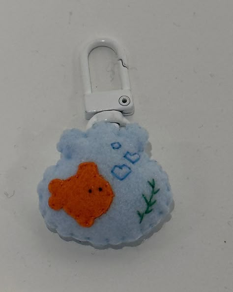 Felt Fish, Felt Keychain, Kawaii Crafts, Cute Sewing Projects, Felt Crafts Diy, Sewing Stuffed Animals, Diy Creative Crafts, Cute Keychain, Diy Crafts For Gifts