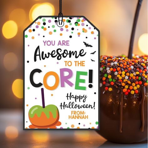 Treat someone special this Halloween with our caramel apple gift tag! 🍏 It’s the perfect touch to show appreciation to teachers, friends, coworkers, and more! 🎃🍬 Candy Apples Caramel, Caramel Apple Gifts, Caramel Apples Halloween, Apple Teacher Gifts, Daycare Teacher Gifts, Staff Appreciation Week, Halloween Teacher Gifts, Apple Caramel, School Friend