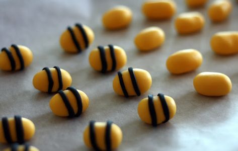 bccakes: Bzzzz, bzzz!  Finally here... The fondant bumble b... Bumble Bee Cake, Bee Food, Black Fondant, Fondant Recipe, Bee Cakes, Edible Glue, Cupcake Bouquet, Fondant Tutorial, Black Food