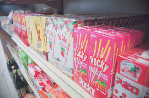 Strawberry Pocky Aesthetic, Pocky Aesthetic, Pocky Sticks, Food O, Bright Pastels, Japanese Snacks, Healthy Soup Recipes, Types Of Food, Cute Food