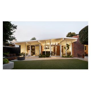 San Jose Eichler - Midcentury - Exterior - San Francisco - by User | Houzz Boutique Hotel Room, Mid Century Modern Exterior, Mid Century Exterior, Outdoor Bathtub, Eichler Homes, Mid Century Home, Century Home, House Design Photos, Mid Century Modern House