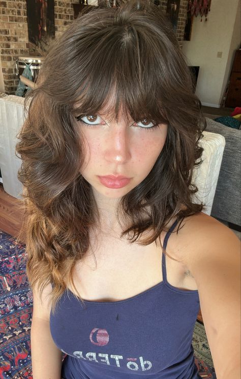 Layered Hair With Volume, Edgy Wavy Haircuts, Wavy Hair Bangs Round Face, Cute Haircuts With Bangs, Wavy Hair Bangs, Hair Stules, Haircut Inspo, Bangs For Round Face, Goth Hair