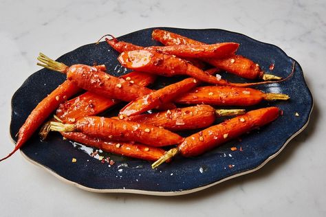 Maple-Roasted Carrots Recipe Maple Carrots, Best Carrot Recipe, Starchy Sides, Maple Roasted Carrots, Caramelized Carrots, Carrot Desserts, Oven Roasted Carrots, Carrot Recipe, Lunch Foods