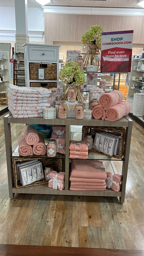 Homegoods Merchandising, Home Decor Store Display Retail Design Visual Merchandising, Blanket Display Ideas Retail, Spa Retail Display Ideas Visual Merchandising, Beach Towel Display Retail, Towel Shop Display, Retail Display Ideas, Bedding Showroom Display, Blanket Display Ideas