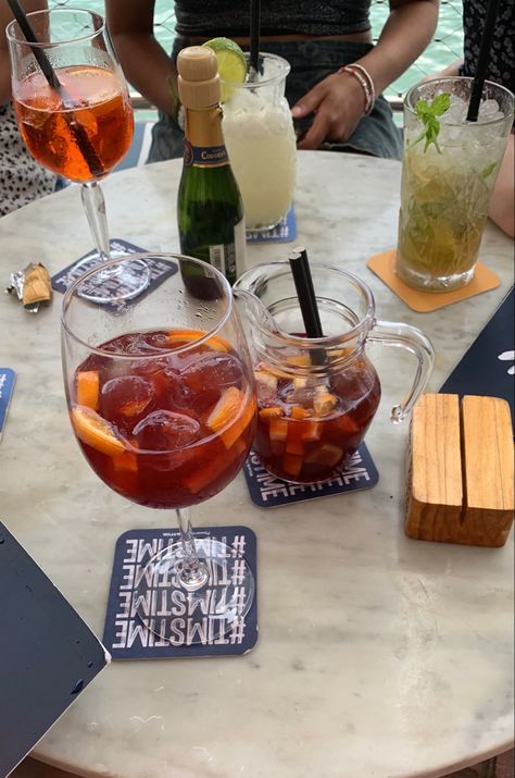 #sangria #aesthetic #mallorca #spainaesthetic #españa #aestheticspain Sangria Aesthetic, Spain Aesthetic, Pretty Places, Sangria, Barcelona, Spain