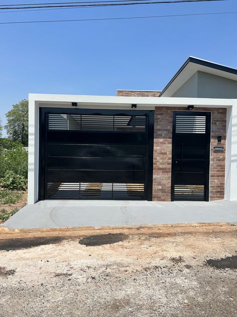 Cocheras Ideas Garages, Modern Gates Driveway, Black Gate, Garage Gate, House Front Door Design, Home Gate Design, Home Styles Exterior, Modern Gate, House Main Gates Design