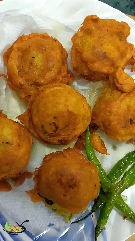 Freshly fried Aloo vada served in a white plate with salted and fried green chilly. Vada Recipe Video, Batata Vada, 90s Bollywood Fashion, Vada Recipe, Quick Bites, Cooking Homemade, 90s Bollywood, Spicy Snacks, Dinner Healthy