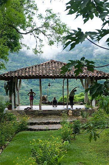 Yoga Shala Design Outdoor, Yoga In Jungle, Yoga Deck Outdoor, Outdoor Yoga Platform, Backyard Meditation Garden, Yoga Space Design, Outdoor Yoga Space, Yoga Deck, Yoga Meditation Space