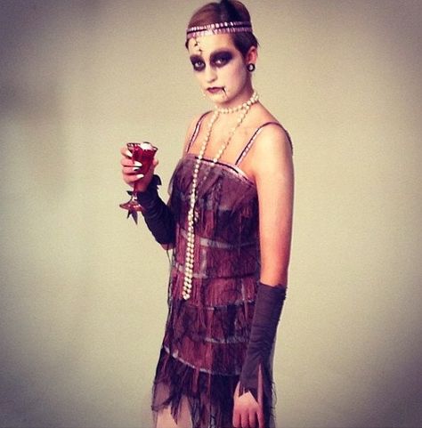 Pin for Later: 34 Vintage Halloween Costumes For the Ultimate Throwback Dead Flapper Flapper Makeup, Flapper Girl Dress, Vintage Halloween Costumes, Flapper Costume Halloween, Flapper Halloween, Inspiring Hairstyles, Best Halloween Costumes Ever, Addams Family Costumes, Flapper Style Dresses