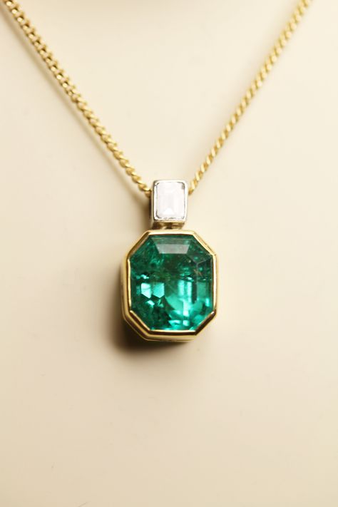 Large emerald necklace pendant set in yellow gold Zac Posen Wedding Dress, Emerald Jewellery, Chinese Theme, Emerald Necklace Pendant, Parti Sapphire, Emerald Pendant, Art Nouveau Jewelry, Emerald Necklace, Simple Trendy Outfits