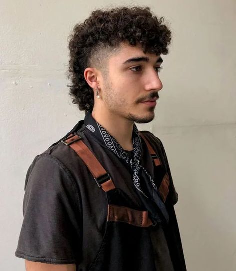 Undercut Curly Hair, Latina Hair, Monochrome Makeup Look, Men Haircut Curly Hair, Mullet Haircut, Curly Mullet, Haircuts For Curly Hair, Curly Hair Women, Corte De Cabelo Masculino