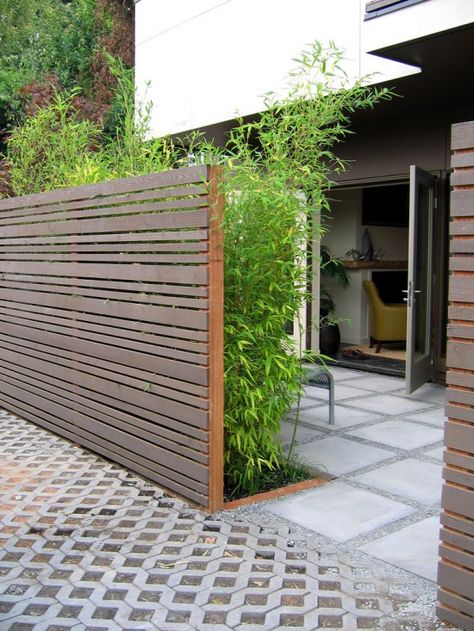 It's so hard to find a fence for a contemporary home surrounded by a natural setting.  That setting makes it even more important to keep dog in and bears out. Privacy Fence Decorations, Cheap Privacy Fence, Modern Fence Design, Privacy Fence Designs, Backyard Privacy, Modern Fence, Fence Decor, Backyard Fences, Wooden Fence