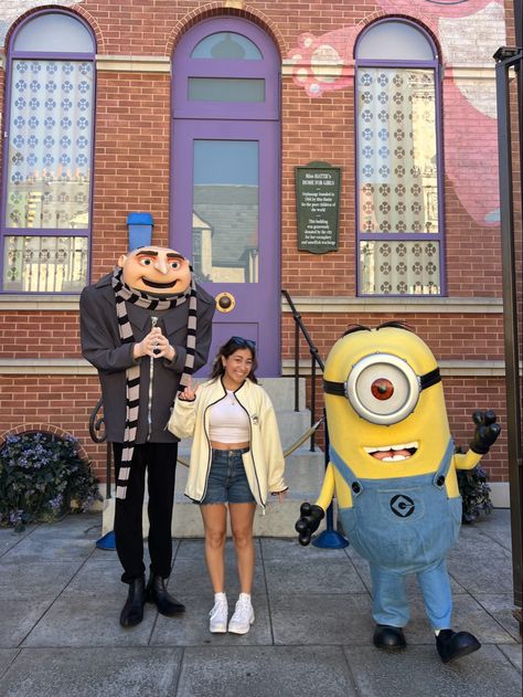 Despicable me, gru, minion, universal studios hollywood, los angeles Universal Studios Outfit Minions, Universal Studios Outfit Summer, Universal Studios Hollywood Outfit, Minion Outfit, Universal Studios Outfit, Universal Studios Hollywood, Girl House, Despicable Me, Instagram Inspo