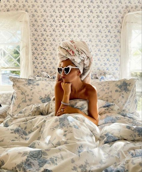 Pamela Tick, Loveshackfancy Aesthetic, Ikat Wallpaper, Hamptons Aesthetic, Preppy Vsco, Hamptons Summer, Nyc Lifestyle, Rose Bedding, Summer Picture Poses