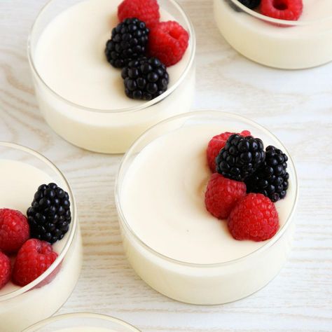 1920s Party Food, White Chocolate Mousse Recipe, Light Summer Dinners, White Chocolate Desserts, 2024 Diary, Vegetarian Bake, White Chocolate Mousse, Chocolate Mousse Recipe, Chocolate Squares