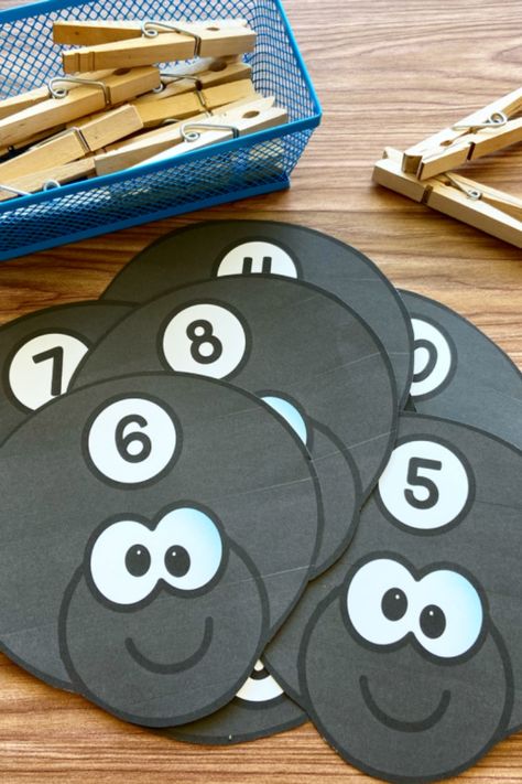 Our Free Printable Clip Counting Spiders are easy to prepare, perfect for October and your little learners will love them! A fun way to practice counting! Spider Crafts Preschool, Spider Unit, Guided Math Groups, Spider Crafts, Crafts Preschool, Itsy Bitsy Spider, Counting Numbers, Math Groups, Simple Math