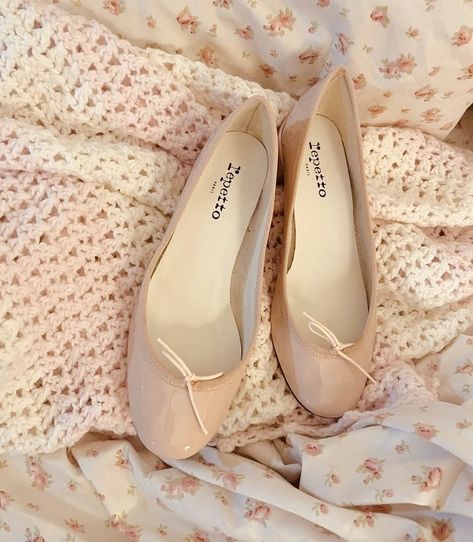 Repetto Sophia, Ballerina Off Duty, Cozy Books, Cut Shoes, Highest Heels, Rose Aesthetic, Oufits Casual, Office Outfit, Pink Girly Things