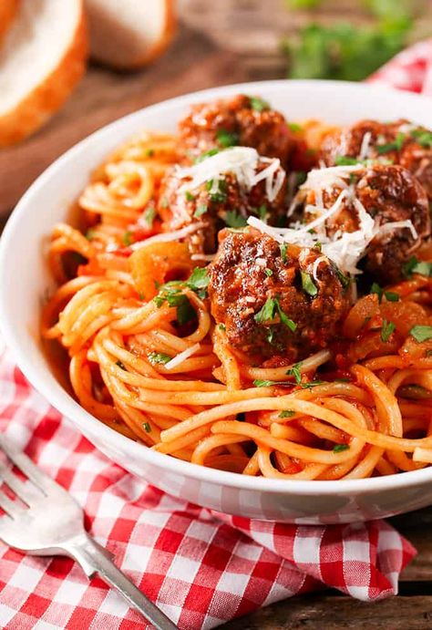 One-pan spaghetti and Meatballs. Meatballs and spaghetti cooked together in one pan – less washing up yay! Meatballs And Spaghetti, Meatballs Dinner, Stomach Rumbling, Kitchen Sanctuary, One Pot Spaghetti, Dinner Pasta, Homemade Spaghetti, Kids Meal, Supper Ideas