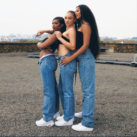 Poses With Friends Trio, R B Outfit, Flo Girl Group, Jorja Douglas, Stella Quaresma, Famous Sisters, Sisters Photoshoot, Puff Girl, Best Friends Aesthetic