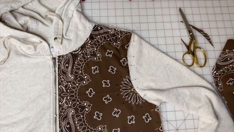 This is a guide to making a DIY bandana patchwork hoodie. Learn how to add bandana fabric patchwork pieces to your clothes with this easy step-by-step sewing tutorial. Patchwork Hoodie Pattern, Bandana Upcycle, Diy Patchwork Hoodie, Hoodie Diy Upcycle, Diy Hoodie Refashion, Diy Bandana, Diy With Fabric, Bandanas Diy, Cute Bandana