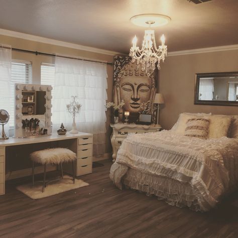 Rustic Shabby Chic Bedroom, Zen Bedroom Decor, Wallpaper Window, Zen Bedroom Ideas, Houses Architecture, Shabby Chic Decor Bedroom, Glamourous Bedroom, Large Bedrooms, Zen Bedroom