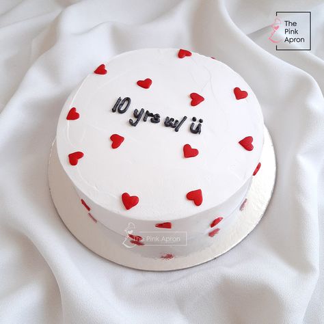 Minimalist Cake with Heart Shape Sprinkles 365 X 2 Cake, Anniversary Cake Ideas Couple Simple, Simple Half Kg Cake, Happy Aniversary Cakes Ideas, Aniversary Cakes Ideas Couple Simple, 10 Year Wedding Anniversary Cake, Cake Designs For Wedding Anniversary, Half Year Anniversary Cake, Friendship Anniversary Cake