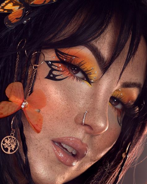 Butterfly Makeup: 25 Creative Ideas for a Stunning Look 70s Disco Makeup Hooded Eyes, 60s Hippy Makeup, Groovy Eye Makeup, Hippy Makeup Looks 60s, Hippie Makeup 70s Flower Power, Butterfly Makeup Ideas, 70s Eye Makeup, 60s Eye Makeup, Peachy Eyeshadow